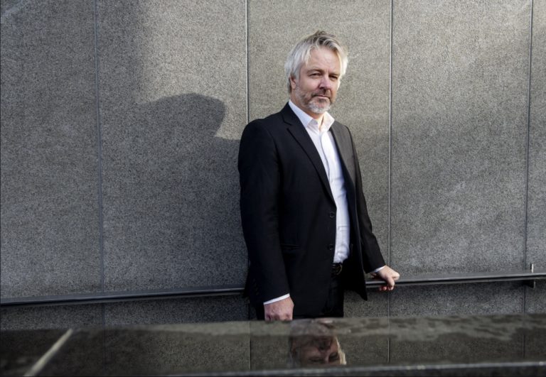 Lagdommer Jordal tordner mot nedlegging av tingrettene.